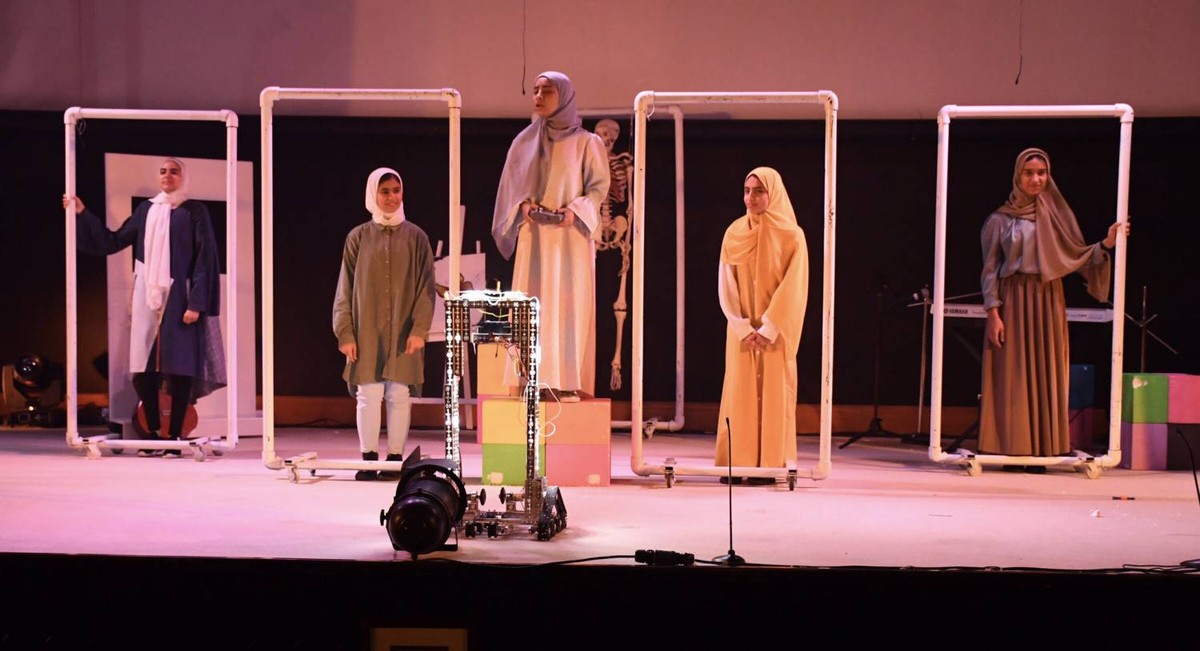 العلاقة بين الكاتب والمخرج علاقة تكامل (من أعمال عباس الحايك)