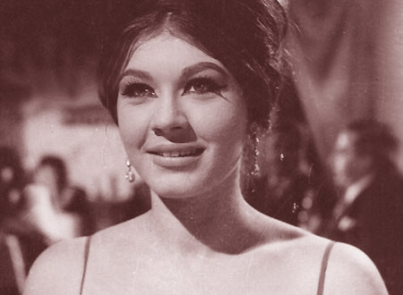 ممثلة أثبتت موهبتها في المسرح والسينما والتلفزيون