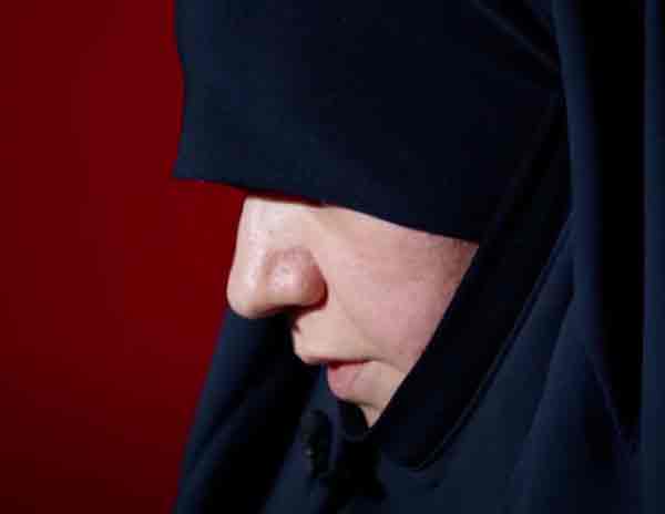 ◙ أسماء محمد الكبيسي رسمت بعناية صورة مخالفة لدورها الحقيقي خلال مسيرة داعش رفقة زوجها والدائرة القريبة منه