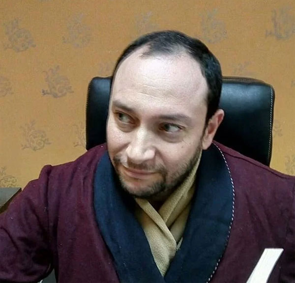 الباحث محمد العدوي إلى العامية نظرة مغايرة، جادّة وعميقة، لا بوصفها لهجة، بل بوصفها مرآة حقيقية لهوية الجماعة المصرية