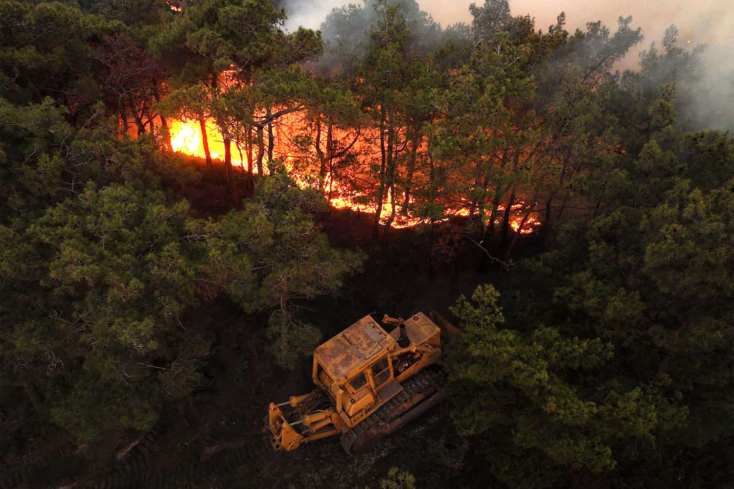 ألغام ورياح عاتية تعرقل السيطرة على حرائق