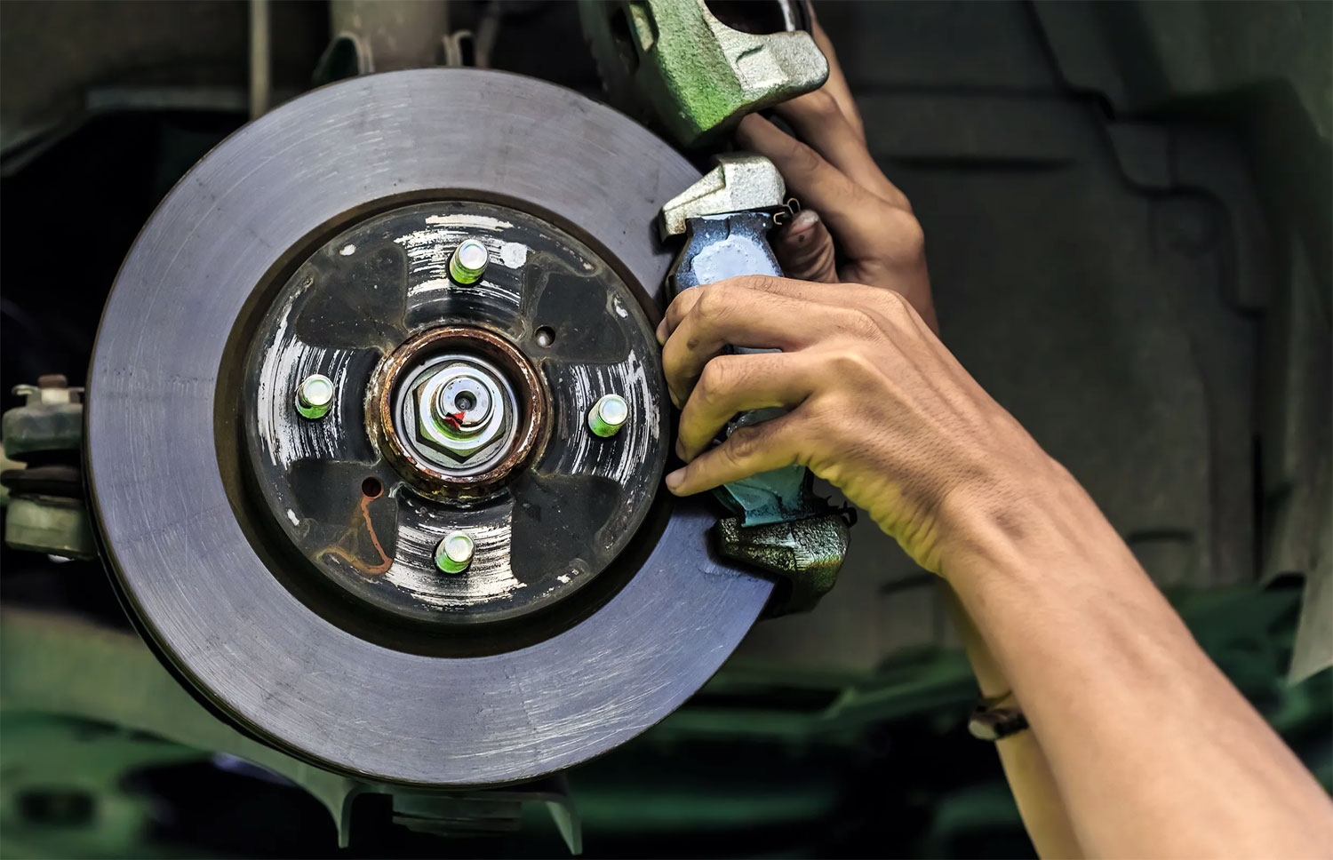 ◄ قوة الكبح تنتقل بسلاسة من صمام مكبس الفرامل إلى معزز الفرامل، مما يعزز فاعلية كبح السيارة