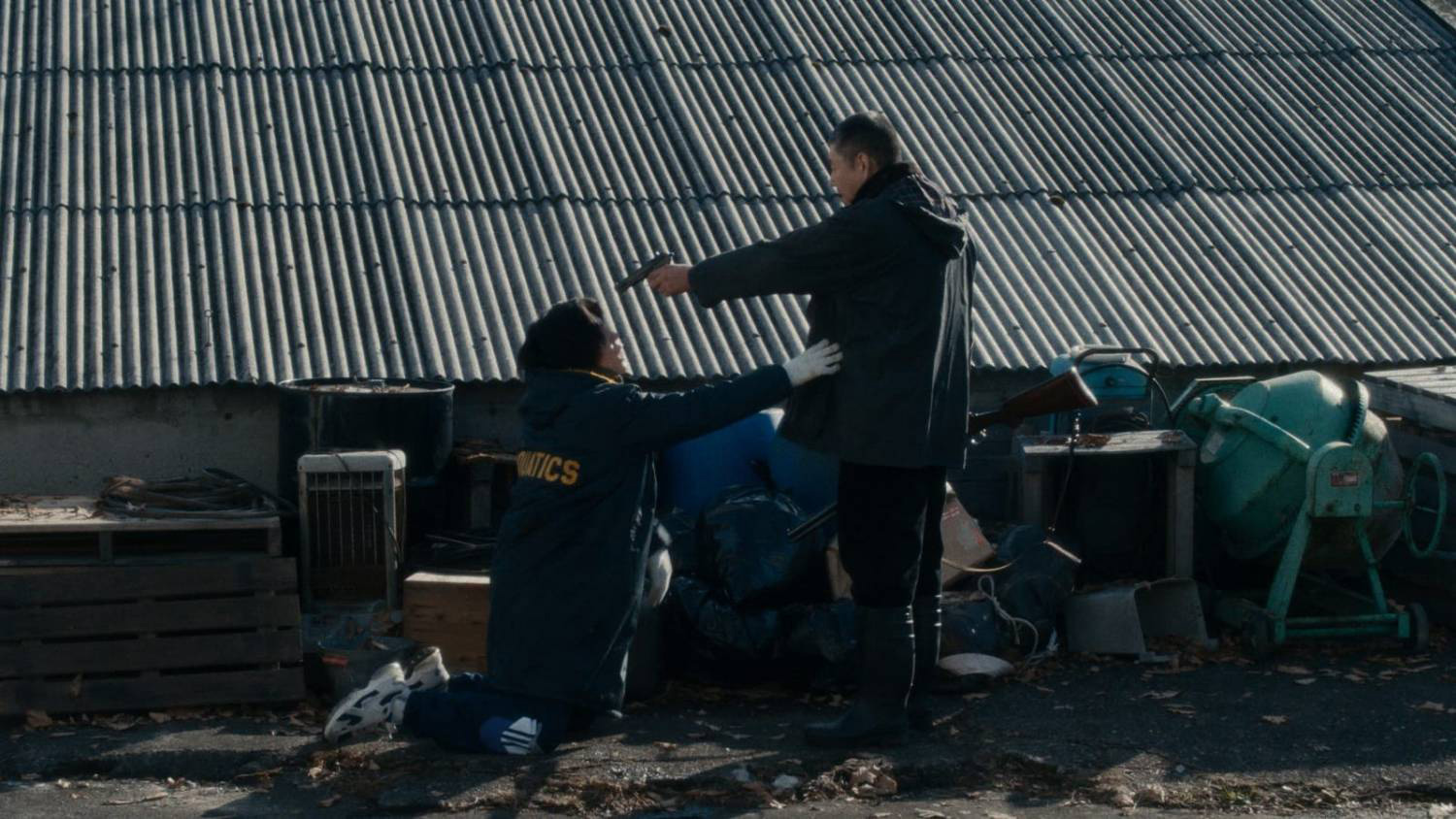 من العالم المزيف يبدأ العنف