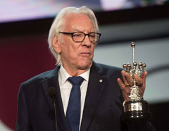 الممثل شارك في تحركات ضد حرب فيتنام وأصبح بذلك رمزا للثقافة المضادة، مما دفع مكتب التحقيقات الفيدرالي إلى مراقبته