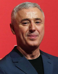 روبن كامبيلو يقدم لنا صورا بديعة ورائعة لمدغشقر فالصور والموسيقى التصويرية رقيقة وكأن ثمة تناغما بين الأرض وصوتها