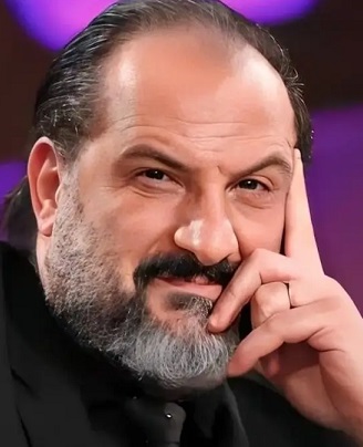 خالد الصاوي ممثل يكتب بلغة الفكر والمسرح. لا يقتصر حضوره على شاشات السينما وخشبات المسرح